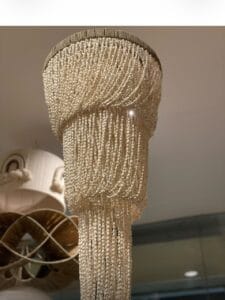 Uitgebreide kristallen kroonluchter met meerdere lagen, elegant en opvallend, perfect voor luxe interieurdecoratie.