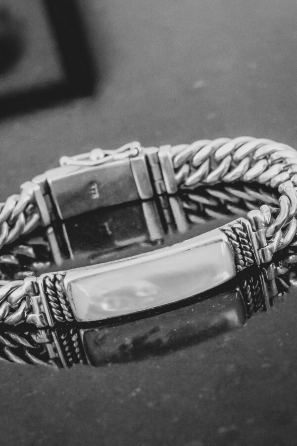 Bylau JJ armband ~ White shell