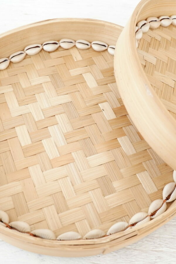 Bamboe mandjes met kaurischelpjes