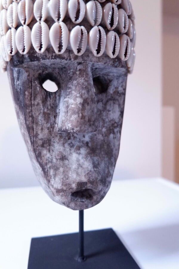 Sumba hoofd met schelpen