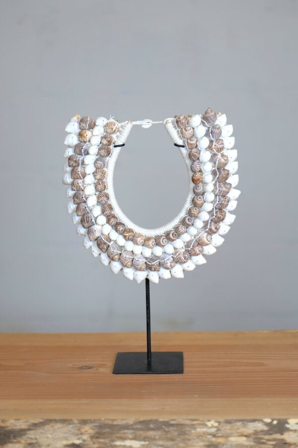 Kalung Buteng Macan schelpenketting