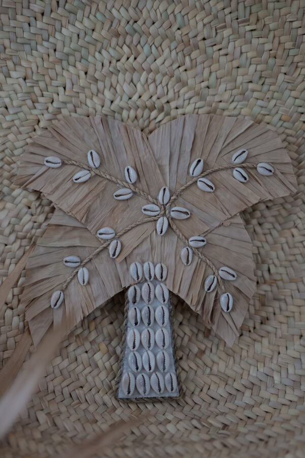 Palmboom met kaurischelpjes en pisangblad